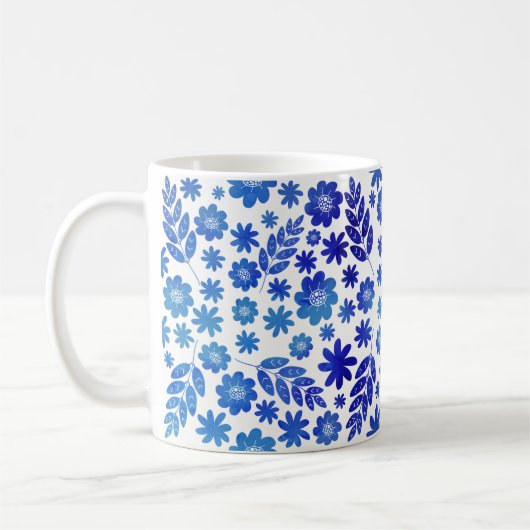 Blauer China, Blütenmuster und Monogramm Kaffeetasse (Links)