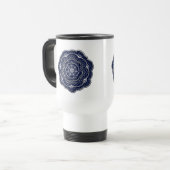 Blauer Crochetter Doodle Reisebecher (Vorderseite Links)