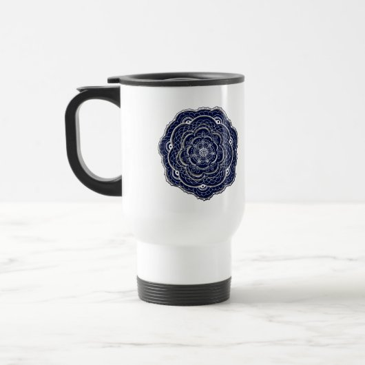 Blauer Crochetter Doodle Reisebecher (Links)