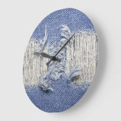 Blauer Denim: Jeans Textur. Große Wanduhr (Winkel)