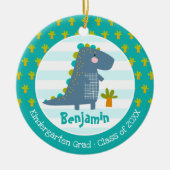 Blauer Dinosaurier-Junge Kindergarten-Abschlussand Keramik Ornament (Vorne)