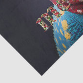 Blauer Dinosaurier mit einem Weihnachtsschal Seidenpapier (Detail)