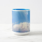Blauer Drache, der durch den Himmel schwebt  Zweifarbige Tasse (Mittel)