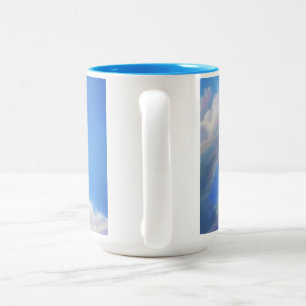 Blauer Drache, der durch den Himmel schwebt  Zweifarbige Tasse