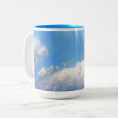 Blauer Drache, der durch den Himmel schwebt  Zweifarbige Tasse (Vorderseite Links)
