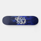Blauer Drache im Chrom-Kohlenstoff, der Flammen Skateboard (Horizontal)