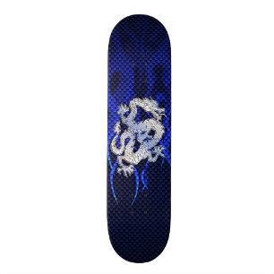 Blauer Drache im Chrom-Kohlenstoff, der Flammen Skateboard