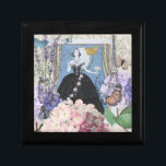 Blauer Eleganter Extravaganter Blumenstrauß Erinnerungskiste<br><div class="desc">Ein reichhaltiges Thema aus der Viktorianischen Zeit,  eine Collage,  die die Mode-Illustration von George Barbier aus den 1920er Jahren beinhaltet und zusammen mit Viktorianischen Bildern wie Blume,  Schmetterlingen,  dem Eiffelturm und einem William Morris Hintergrund zusammengestellt wird.</div>