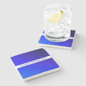 Blauer Farbverlauf und bearbeitbarer Text auf weiß Steinuntersetzer (Seitenansicht)