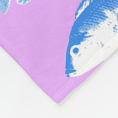 Blauer Fisch auf Flieder Fleecedecke (Ecke)