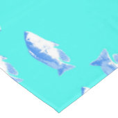 Blauer Fisch auf Türkis Tischdecke (Schrägansicht)