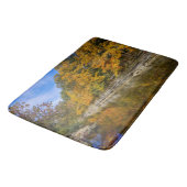 Blauer Fluss im Herbst Badematte (Schrägansicht)