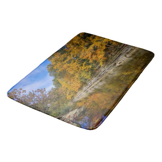 Blauer Fluss im Herbst Badematte (Schrägansicht)