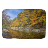 Blauer Fluss im Herbst Badematte (Vorderseite)