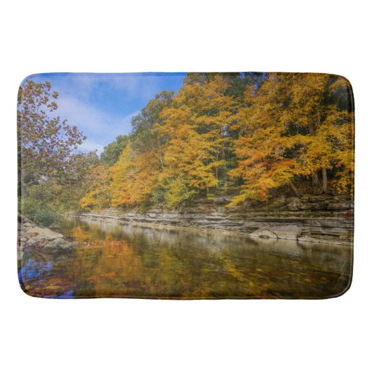 Blauer Fluss im Herbst Badematte (Vorderseite)