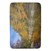 Blauer Fluss im Herbst Badematte (Vorderseite Vertikal)