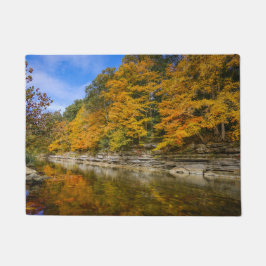 Blauer Fluss im Herbst Fußmatte