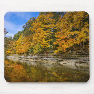 Blauer Fluss im Herbst Mousepad