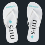 Blauer Frau Flip Flops| Personalisierte Hochzeit Badesandalen<br><div class="desc">Eine niedliche Ergänzung zu Ihrem Ziel Strand oder Pool Hochzeit! Tanzen Sie die Nacht in diesen bequemen Flip Flops. Weiße Flip Flops mit dem Wort "Mrs.", ein Aqua-blaues Herz und die Braut Name personalisiert. Um die passenden Bräutigams Flip Flops zu sehen, besuchen Sie bitte meinen Laden "The Hungarican Princess" unter...</div>