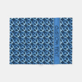 Blauer Friedensschild mit benutzerdefiniertem Text Fleecedecke (Vorderseite (Horizontal))