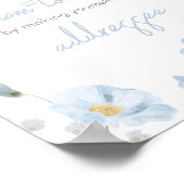 Blauer Frühling Baby in Blütenumschlag Poster (Ecke)