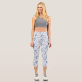 Blauer Garten Schmetterling und Blumengarten Muste Capri Leggings (Vorderseite)
