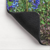 Blauer Garten und Statue des Delphinium Mousepad (Ecke)