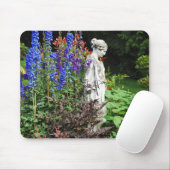 Blauer Garten und Statue des Delphinium Mousepad (Mit Mouse)