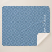 Blauer geometrischer personalisierter Name Sherpadecke (Vorderseite (Horizontal))