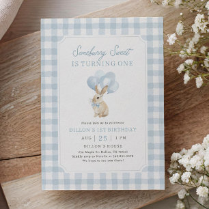 Blauer Gingham-Hase zum ersten Geburtstag Einladung