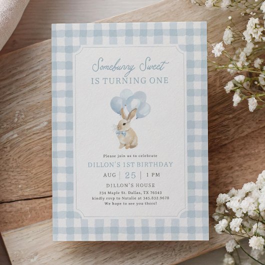 Blauer Gingham-Hase zum ersten Geburtstag Einladung