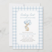 Blauer Gingham-Hase zum ersten Geburtstag Einladung (Vorderseite)