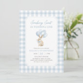 Blauer Gingham-Hase zum ersten Geburtstag Einladung (Stehend Vorderseite)