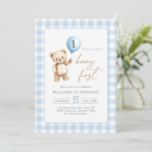 Blauer Gingham-Teddybär-Ballon-Junge 1. Geburtstag Einladung (Stehend Vorderseite)