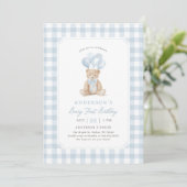 Blauer Gingham-Teddybär Beary Erster Geburtstag Einladung (Stehend Vorderseite)