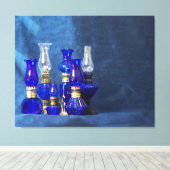 Blauer Glass Lampen Stretched Canvas Print Leinwanddruck (Insitu (Holzboden))