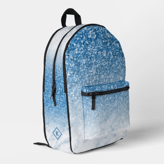 Blauer Glitzer, Monogramm aus weißem und blauem Ma Bedruckter Rucksack (Rückseitige Ecke links)