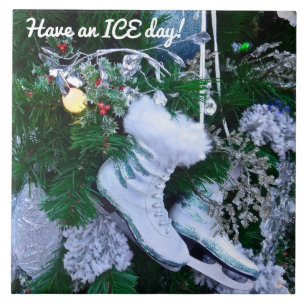 Blauer Glitzer und Pelzeis-Skate auf Weihnachtsbau Fliese