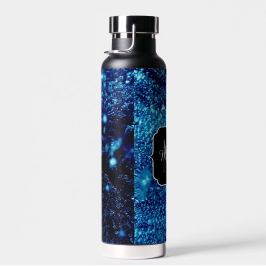 Blauer Glitzern Abstrakt gefrorene Blasen Monogram Trinkflasche (Rechts)