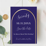 Blauer Goldbogen-Geburtstag Save The Date<br><div class="desc">Eine Save the Date Karte für eine 70. Geburtstagsparty (oder jedes Alter). Ein dunkelblauer Hintergrund mit einem goldenen Bogen aus Imitaten. Personalisieren und fügen Sie ein Datum und Ihren Namen. Der Text: Siebzig und Save the Date ist mit einem großen trendigen handgeschriebenen Stil geschrieben.</div>