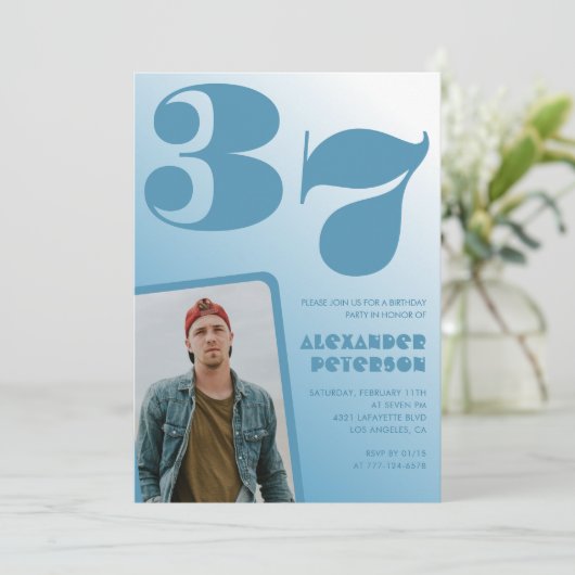 Blauer Gradient 37. Geburtstag Einladungen Männer  (Stehend Vorderseite)