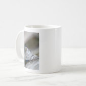 Blauer grauer Schmetterling Kaffeetasse (Vorderseite Links)