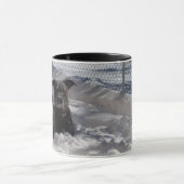 Blauer Grubenschwalbe in der Tasse des Schnees (Zentrum)