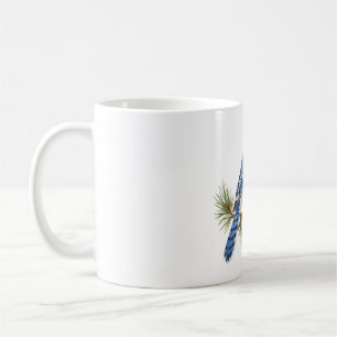 Blauer Häher auf einem Kiefernzweig Kaffeetasse