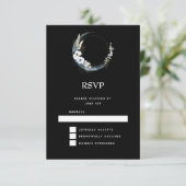 Blauer Halbmond mit weißer Blume Hochzeit RSVP Karte (Stehend Vorderseite)