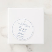 Blauer Handzieher bindet das Geschenkschild Geschenkanhänger (Beispiel)