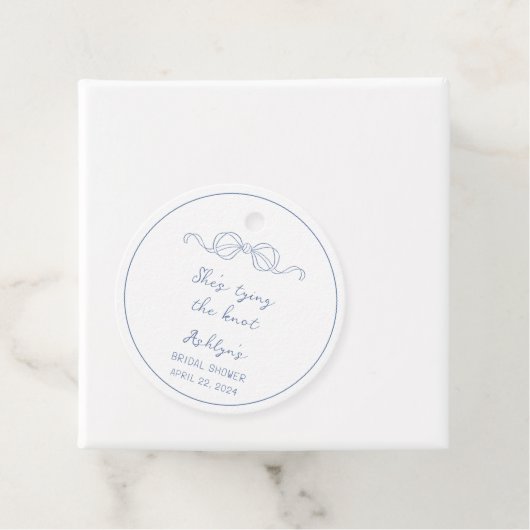 Blauer Handzieher bindet das Geschenkschild Geschenkanhänger (Beispiel)