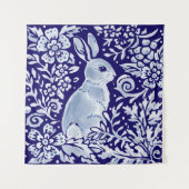 Blauer Hasen Floral Woodland Delft Dedham Wandteppich (Vorderseite)