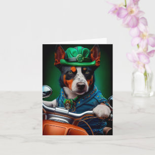 Blauer Heeler Hund fährt Fahrrad St. Patrick's Day Karte