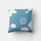 Blauer Heißluft-Ballon in den Wolken Kissen (Rückseite)